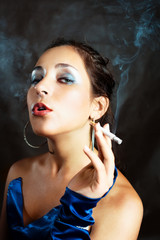 Obraz premium woman smoking a cigarette