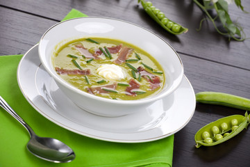 Pea soup with prosciutto