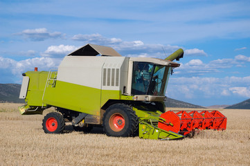 Fototapeta premium Cosechadora y nubes