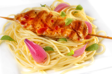 Fleischspieß auf Spaghetti