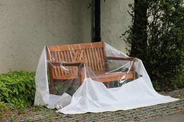 Fototapeta na wymiar ławka w parku pokryte folią