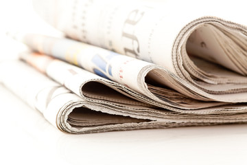 Stapel von alten Zeitungen und Zeitschriften