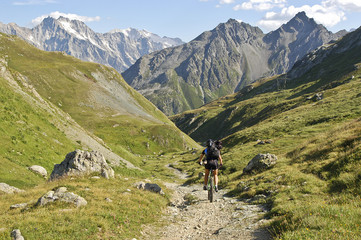 Fototapeta na wymiar Bikerin beim Downhill ins Bergell