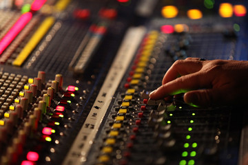 console son concert live musique ingénieur main réglage