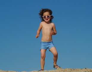 enfant heureux la plage