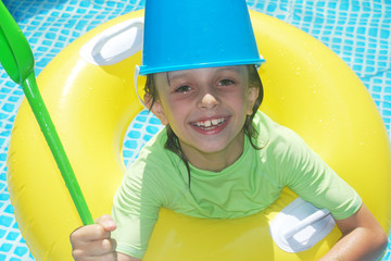 Enfant jouant au chevalier dans la piscine