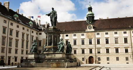 Fototapeta na wymiar Statues infront of building in Vienna