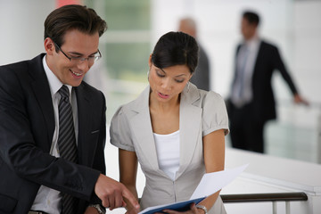 Jeunes professionnels en rendez-vous commercial