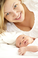 Fototapeta na wymiar junge mama mit baby