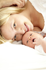 Obraz na płótnie Canvas junge mama mit baby
