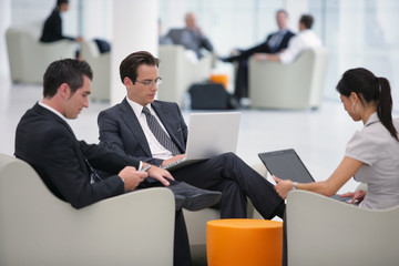 Hommes et femme d'affaires en réunion commerciale