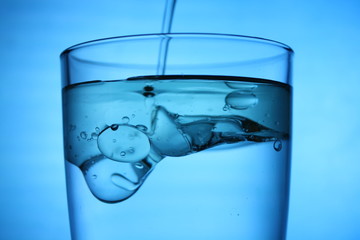 agua y aceite en vaso