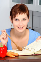 Junge Frau kocht
