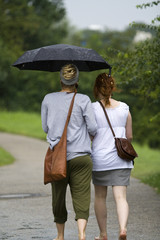 Personen mit Regenschirm