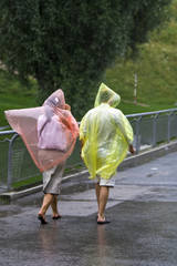 Personen mit regenponcho