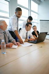 Jeunes adultes en formation commerciale avec ordinateur