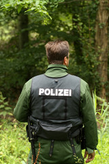 Polizist im Wald I