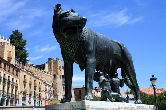 LOBA,REGALO A SEGOVIA
