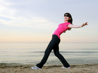 Fototapeta premium Exercising on the beach at sunset