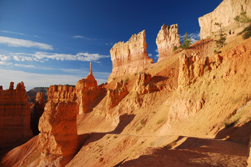 Fototapeta premium Navajo Loop Trail im Bryce Canyon bei Sonnenaufgang