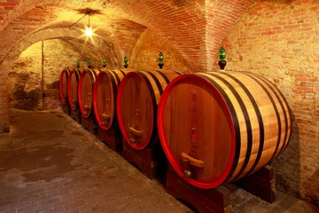 Weinkeller, Eichenfässer mit Rotwein in einem Steinkeller