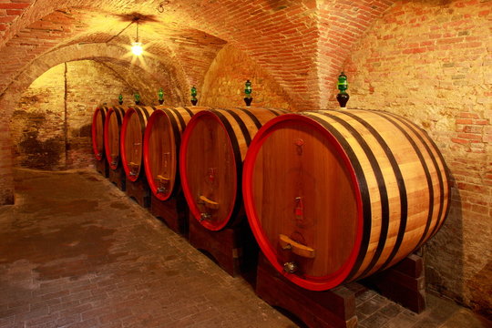 Weinkeller, Eichenf&auml;sser mit Rotwein in einem Steinkeller