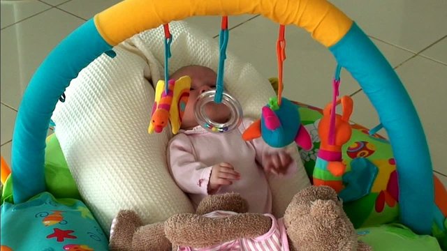 B&eacute;b&eacute; sous son portique d'&eacute;veil.