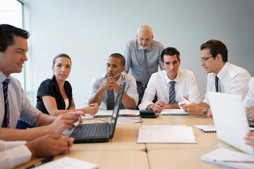 Portrait d'hommes et d'une femme au bureau en salle de réunion