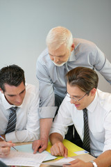 Obraz premium Portrait d'hommes au bureau avec documents