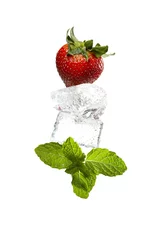 Photo sur Plexiglas Dans la glace feuilles de menthe, glaçons, fraise