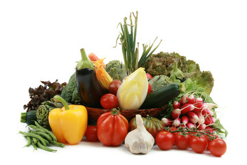 tas de légumes sur fond blanc