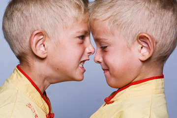 Naklejka premium Opposite twins