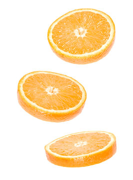 3 Isolierte fallende Orangenscheiben
