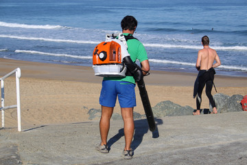 ouvrier en train de souffler le sable