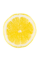Zitronenscheibe vor weißem Hintergrund