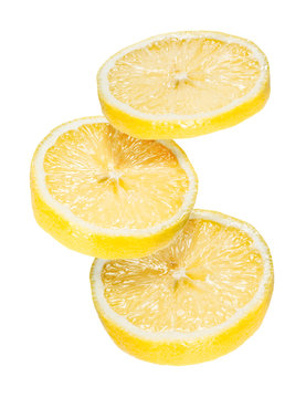 3 Isolierte &uuml;berlagernde Zitronenscheiben