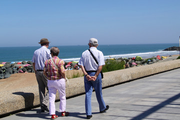 groupe de personnes en train de marcher