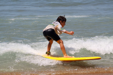 petit garçon en train de faire du surf