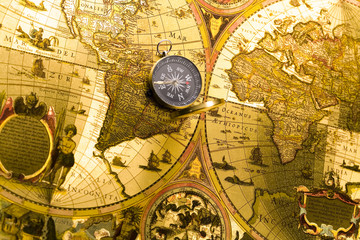 Fototapeta na wymiar Antyk mosiądz kompasu nad starą mapę