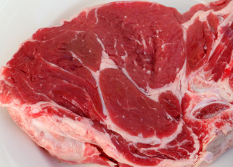 côte de boeuf sur assiette blanche
