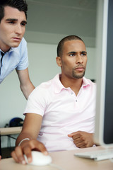 Portrait d'hommes au bureau devant un ordinateur