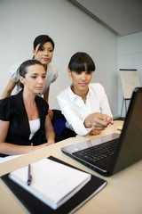 Portrait de femmes au bureau devant un ordinateur portable
