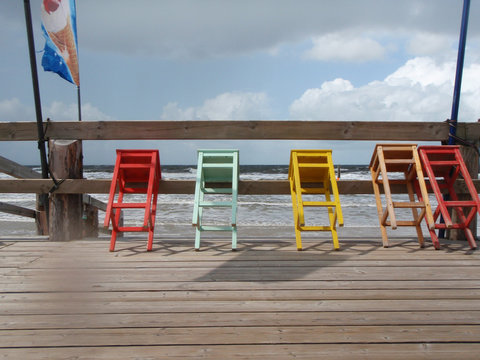 Bunte Hocker am Strand