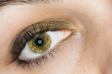 Fototapeta premium oeil doré de femme couleur or symbole de richesse