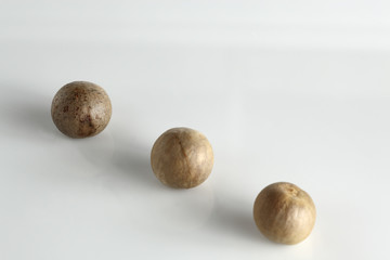 Avocadokerne auf weiss