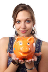junge frau hält sparschwein