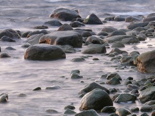 Ostseeufer am Morgen mit Steinen im Wasser