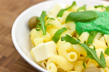 Nudel-Salat mit Minzen-Käse Püree
