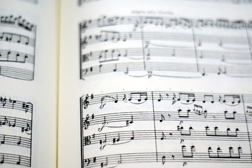 Obraz premium Open musical score book with music notation