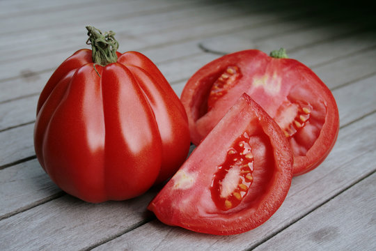 Zwei Tomaten auf Holztisch